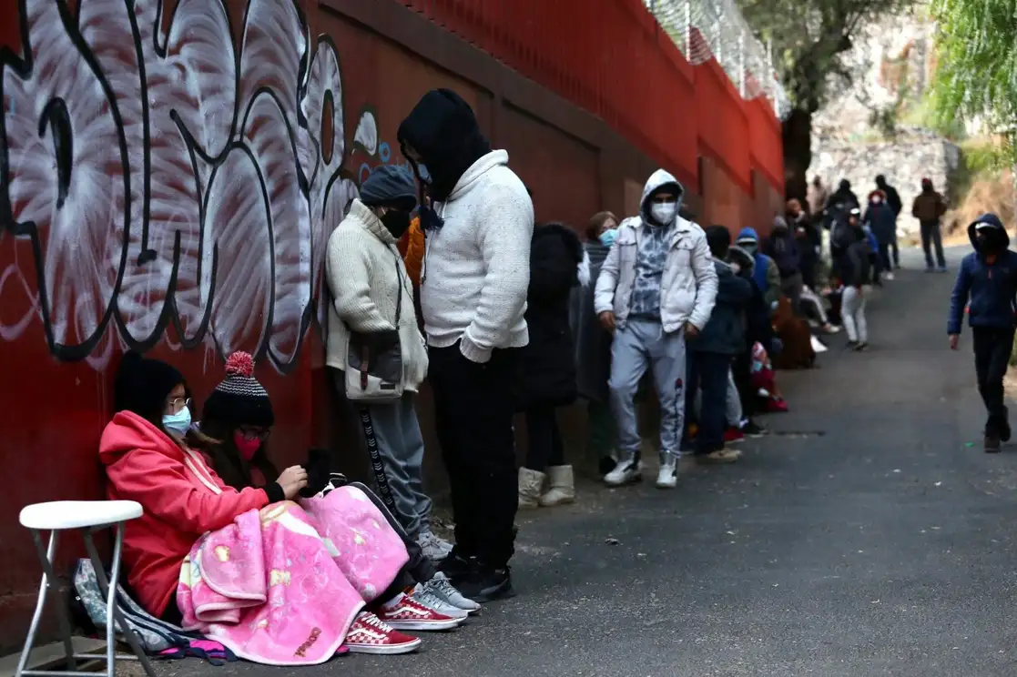 Decenas de capitalinos se formaron desde la madrugada de este miércoles en el centro de salud de Nativitas, alcaldía de Xochimilco, para que les sea realizada una prueba PCR para detectar SARS-CoV-2, ya sea porque presentan síntomas y quieren confirmar un contagio o porque deben presentarla en sus centros de labores, el 12 de enero de 2022. Foto Luis Castillo



