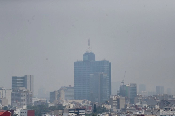 Imagen de la Ciudad de México con altos niveles de contaminantes en el ambiente. Foto Luis Castillo 