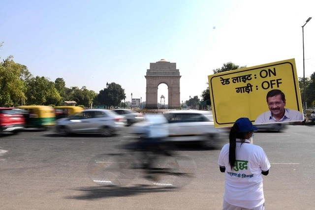 Voluntarios piden a los automóviles apagar sus vehículos durante los semáforos en rojos, para reducir la contaminación en Nueva Delhi, India. Foto Afp 