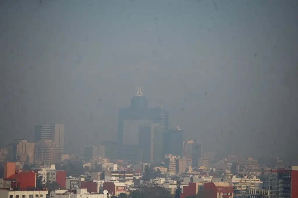 Debido a la quema masiva de pirotecnia y fogatas, la Came activó ayer la contingencia ambiental atmosférica regional por más de ocho horas. Foto Cristina Rodríguez 



