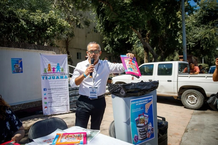 Integrantes del Frente Nacional por la Familia tiraron a la basura algunos de los nuevos Libros de Texto Gratuitos. Foto Fotos Karen Castañeda / Border Zoom