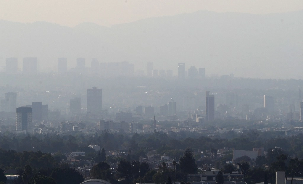 La Comisión Ambiental de la Megalópolis activó ayer la fase 1 de contingencia por ozono en el Valle de México, la primera del año, debido a las altas concentraciones del gas (172 ppb a las 16 horas) en la estación de monitoreo Ajusco medio, alcaldía Tlalpan. Foto Alfredo Domínguez