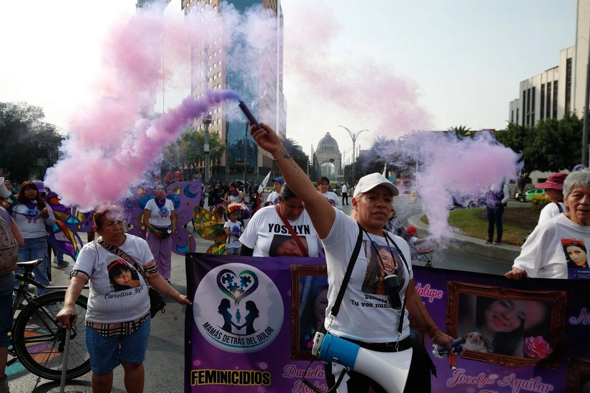 Cientos de mujeres se sumaron a la marcha por el Día Internacional de la Erradicación de la Violencia contra las Mujeres en todos los sectores. Foto 