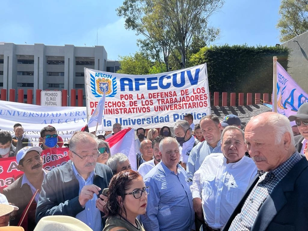 Maestros y trabajadores universitarios realizan un mitin frente a la Cámara de Diputados, solicitan una audiencia con comisiones de Trabajo y Educación, en la Ciudad de México, el 8 de noviembre de 2022. Foto José Antonio López