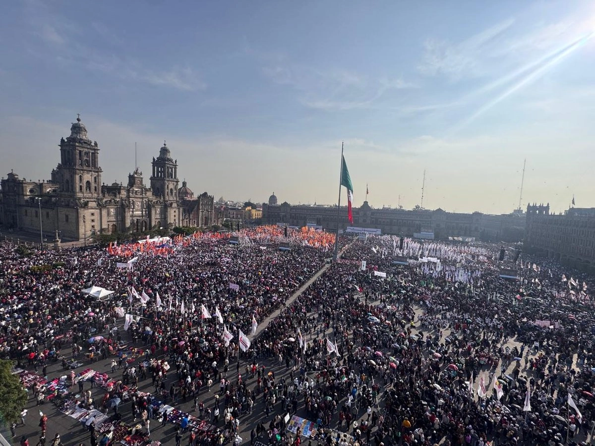 Vista panorámica del Zócalo capitalino a poco tiempo del mensaje que encabezará la presidenta Claudia Sheinbaum Pardo el 6 de diciembre 2025. 