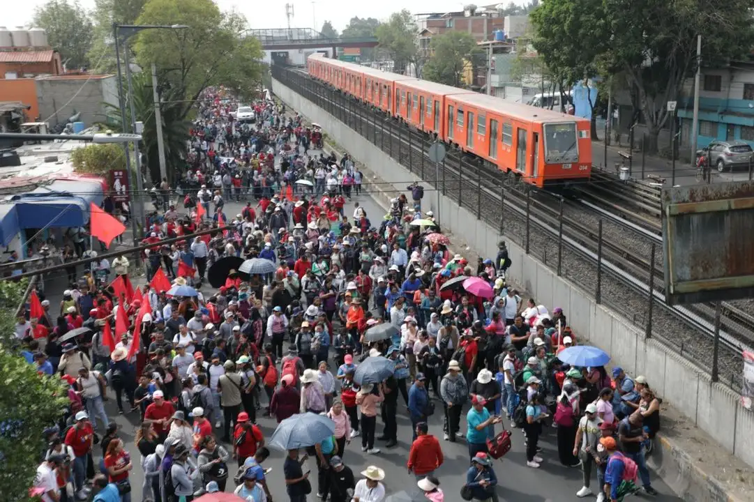 Maestros de la CNTE se alistan para salir en marcha desde el metro Pantitlán rumbo a la Terminal 2 del AICM, en la Ciudad de México, el 23 de mayo de 2025. 