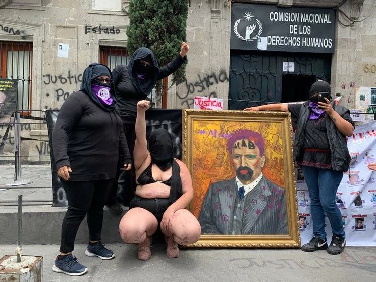 Mujeres de diversos colectivos continúan en las instalaciones de la Comisión Nacional del Derechos Humanos, ubicadas en el Centro Histórico de la CDMX. Foto María Luisa Severiano