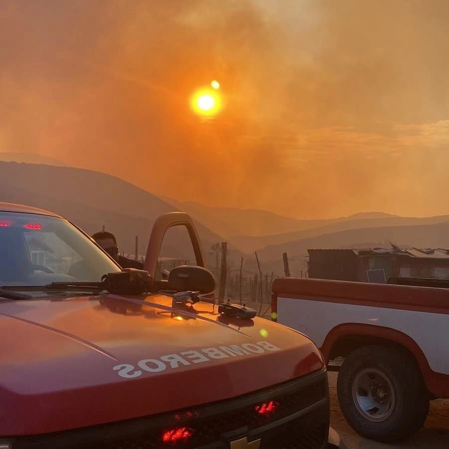  Continúa activo un incendio forestal, ocasionado por los llamados vientos de Santa Ana, que inició a 12 kilómetros de Ensenada, Baja California. Foto La Jornada