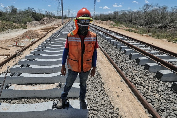 Un trabajador coloca los durmientes del tren, durante el recorrido por el tramo 3 del Tren Maya que esta en construcción en la zona de Teya en Mérida, Yucatán. La Jornada / Marco Peláez