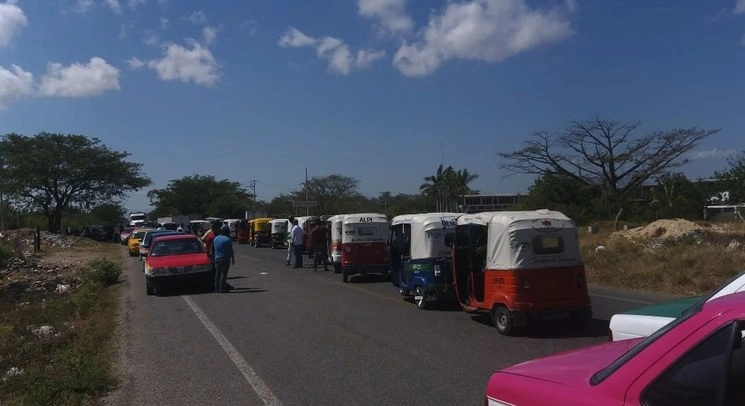 El bloqueo en la carretera panamericana en Oaxaca cumple tres días. Foto Diana Manzo