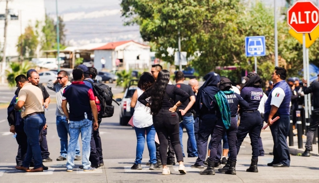 Elementos de la Guardia Civil continúan bloqueando por segundo día el libramiento frente a las instalaciones de la SSP Michoacán, en espera que les resuelvan el pliego petitorio en torno a salarios y prestaciones, el 11 de junio de 2024. Foto Juan José Estrada / Cuartoscuro / La Jornada