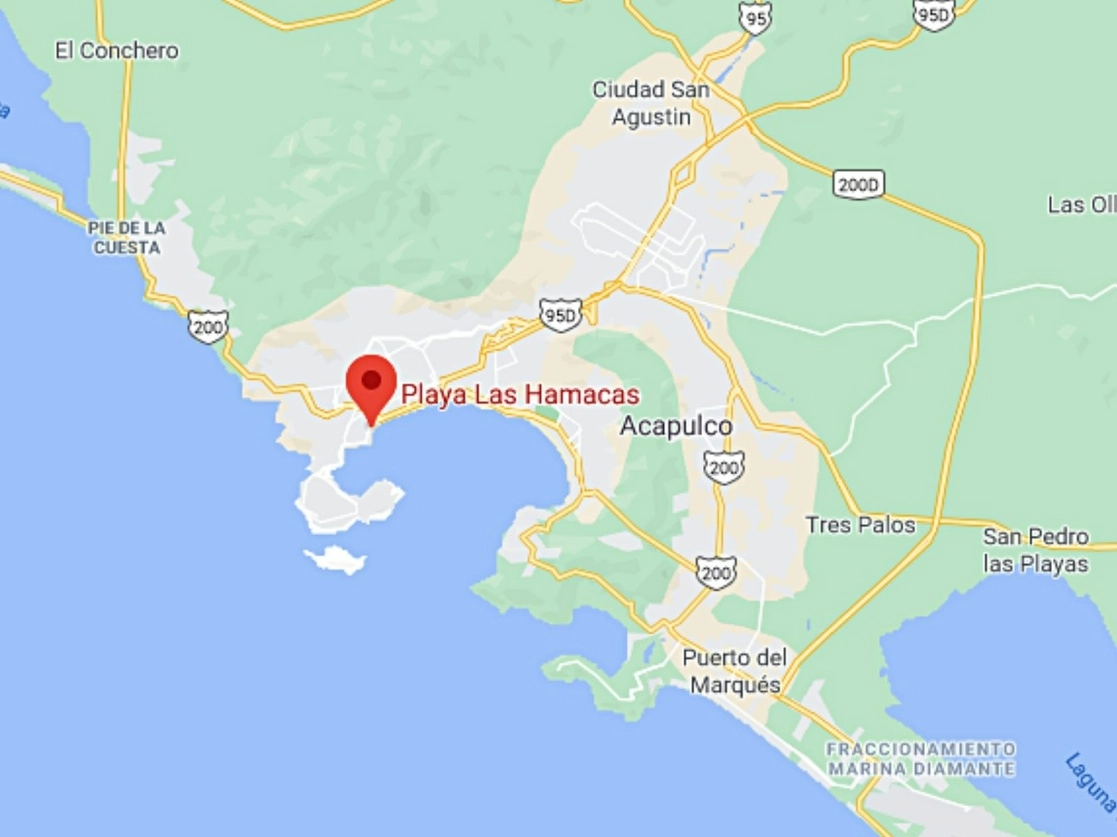 Elementos de la Semar mantienen la búsqueda de tres pescadores, quienes están desaparecidos desde el pasado 12 de enero tras zarpar de playa Las Hamacas, en el puerto de Acapulco, con rumbo desconocido. Imagen tomada de Google Maps