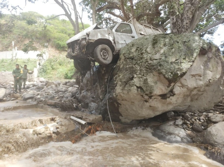 La lluvia provocó deslaves, inundaciones y daños en propiedades. Foto La Jornada