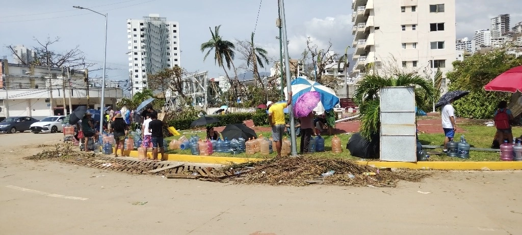 Afectados por el huracán Otis padecen la escasez de agua potable. Foto Héctor Briseño