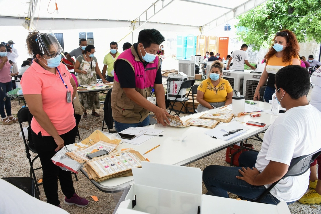 Conteo de votos en una de las casillas de Campeche, el domingo pasado. Foto Lorenzo Chim