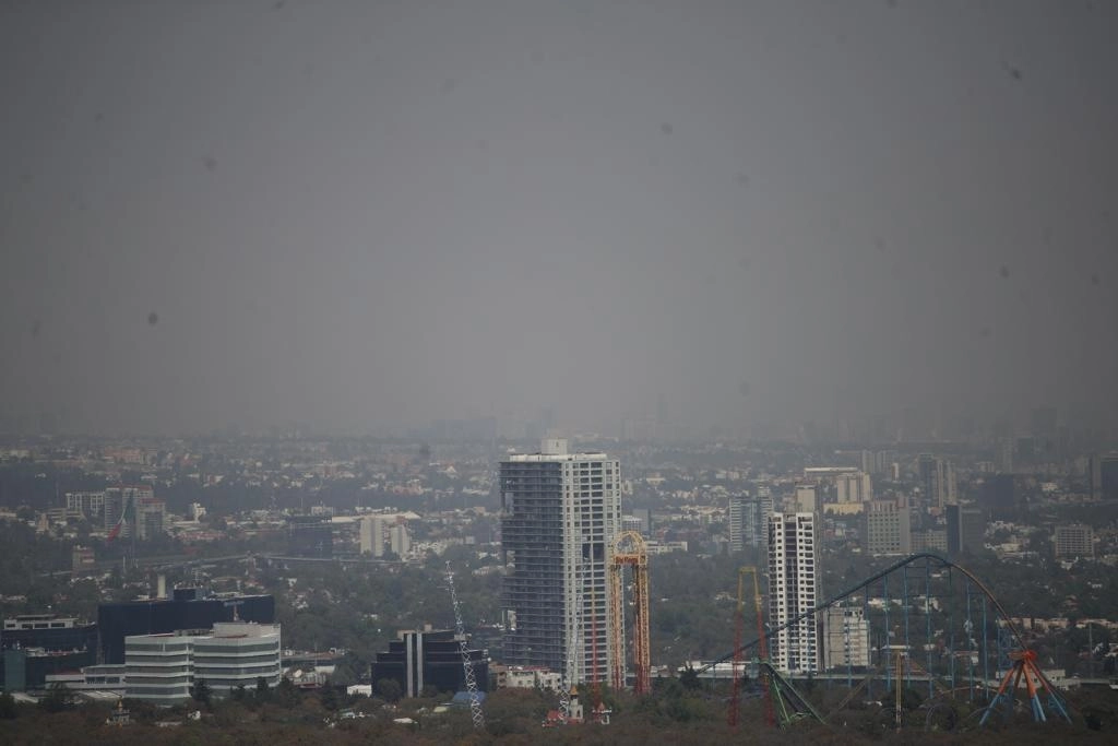 En el reporte de las 15:00 horas, la CAMe mantiene la mala calidad del aire en el Valle de México. Foto Foto Yazmín Ortega Cortés