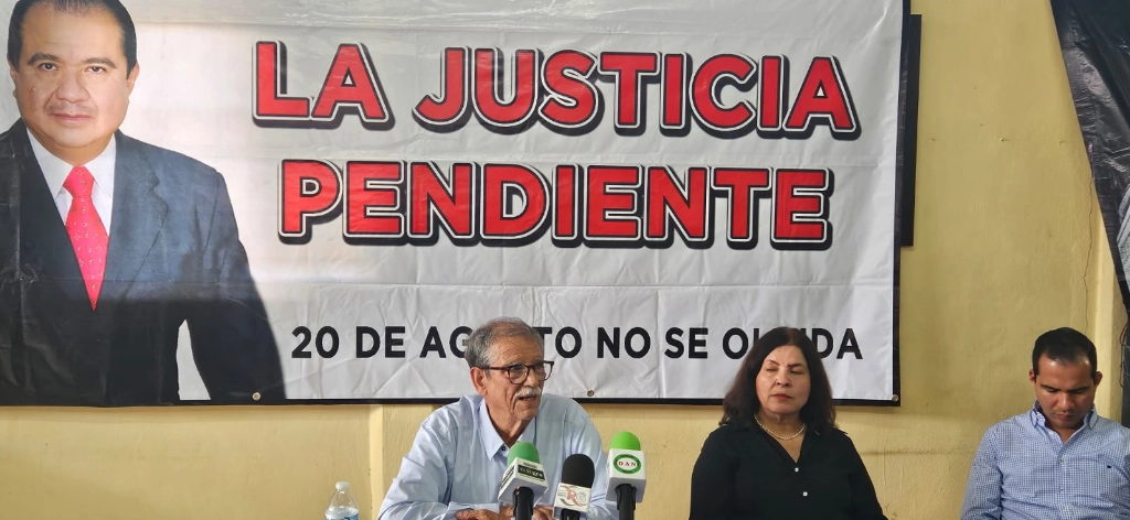 En la imagen: A la izquierda el exrector de la Universidad Autónoma de Guerrero, José Enrique González Ruiz, al centro Marrha Obeso, viuda del finado Armando Chavarria, y a la derecha Inti Chavarría. Foto Sergio Ocampo 