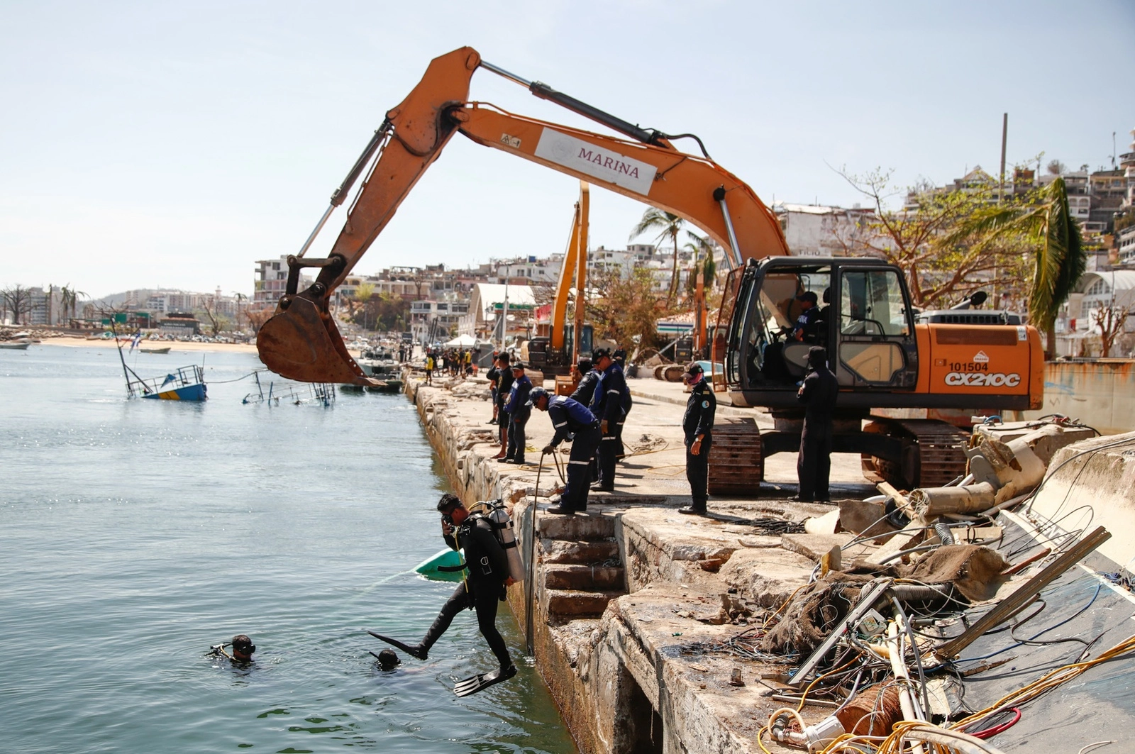 Personal de la Marina realiza un operativo para la recuperación de embarcaciones en la bahía de Acapulco, el 4 de noviembre de 2023. Foto Víctor Camacho