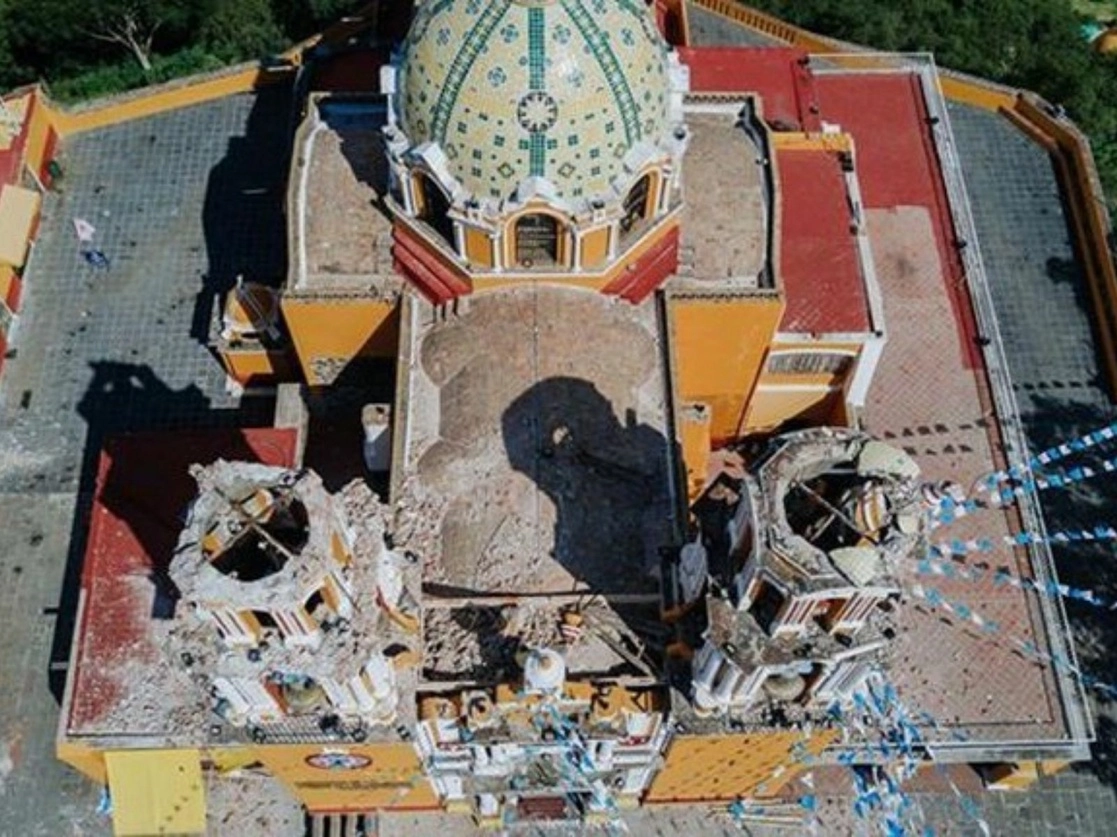 Vista aérea de la iglesia de Nuestra Señora de los Remedios, en Cholula, Puebla, cuyas torres fueron severamente dañadas por el terremoto de magnitud 7.1 del 19 de septiembre de 2017. Foto cortesía de la Secretaría de Cultura federal / archivo