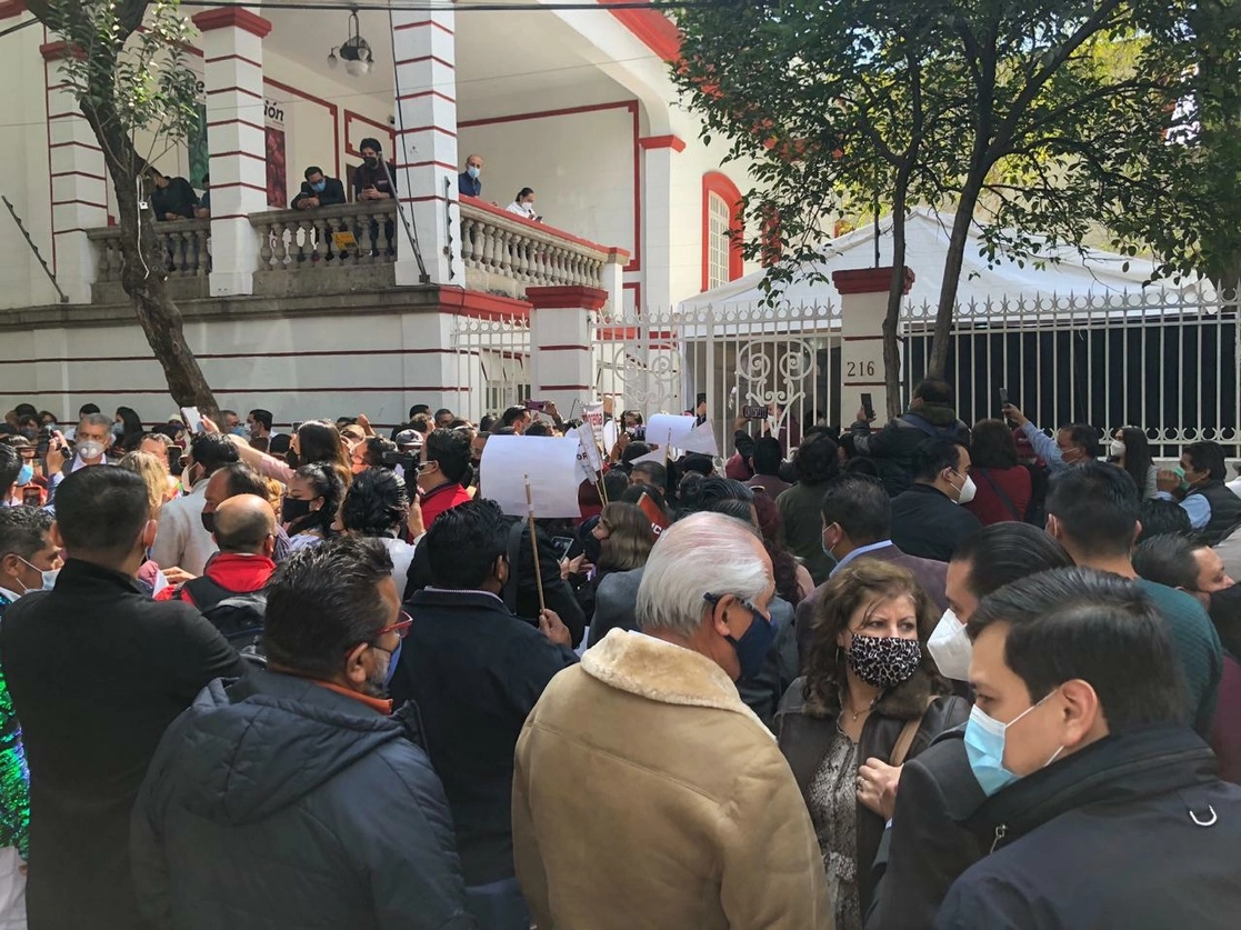 Registro de aspirantes para gubernaturas en la sede nacional de Morena, en la colonia Roma, Ciudad de México. Foto Pablo Ramos