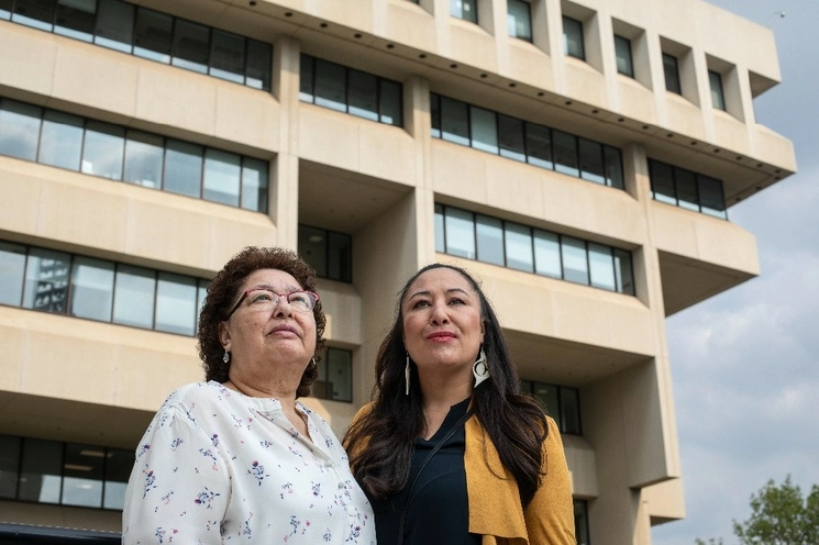 May Sarah Cardinal, representante en la demanda colectiva de Alberta, posa con su hija Anita Cardinal, afuera del edificio de los Tribunales de Justicia en Edmonton, Alberta, Canadá, el jueves 25 de mayo de 2023. Foto Ap