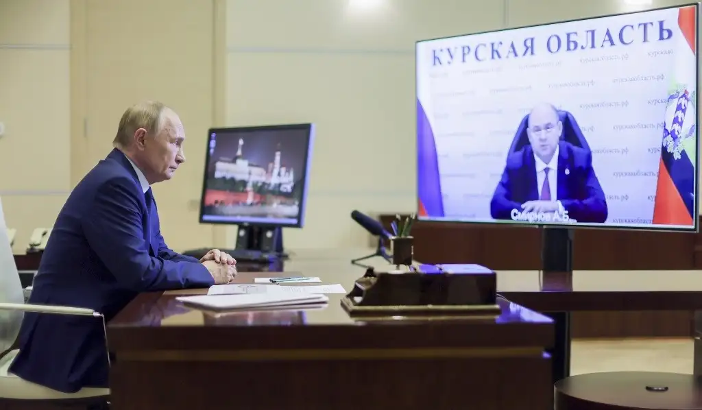 El presidente de Rusia, Vladimir Putin, asiste a una reunión remota con el gobernador de la región de Kursk, Alexei Smirnov, a través de videollamada en Moscú, el 8 de agosto de 2024. Foto Afp   
