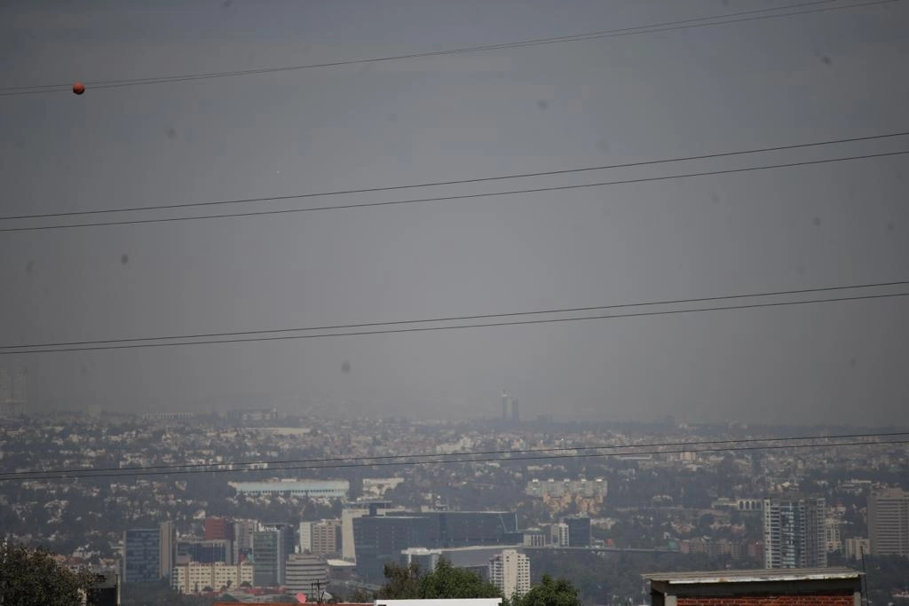 La combinación de estabilidad atmosférica, propia del sistema de alta presión y la radiación solar, favorecerán el estancamiento de los contaminantes y la formación de ozono, ocasionando calidad del aire de mala a muy mala, se informó. Foto Yazmín Ortega Cortés