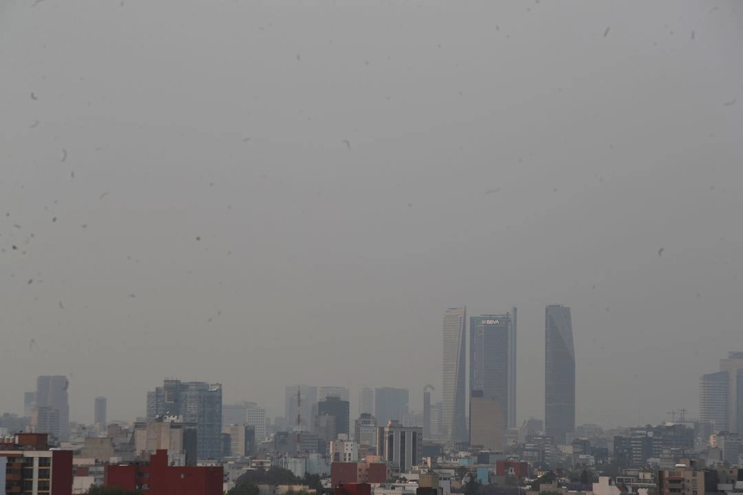 Aspecto de la Ciudad de México con altos niveles de contaminación que se registran desde ayer 1 de abril. 