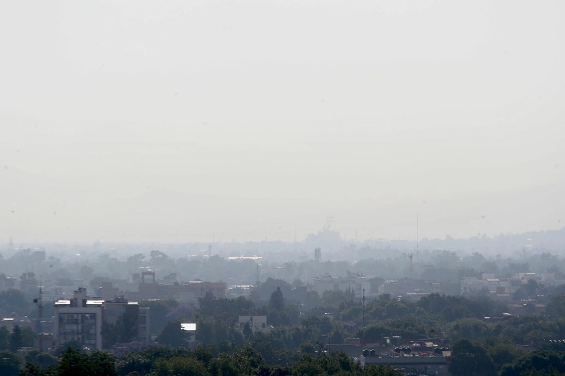 Aspecto del oriente de la Ciudad de México durante un día de contingencia ambiental. Foto 'La Jornada' / archivo
