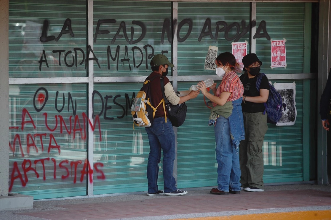 Alumnos de la Facultad de Artes y Diseño de la UNAM realizaron una marcha del Metro Universidad a la Rectoría, para exigir respeto al paro indefinido realizado por los estudiantes, con el cual demandan mejores condiciones para sus estudios, en Ciudad Universitaria, el 20 de febrero de 2023. Foto Cristina Rodríguez


