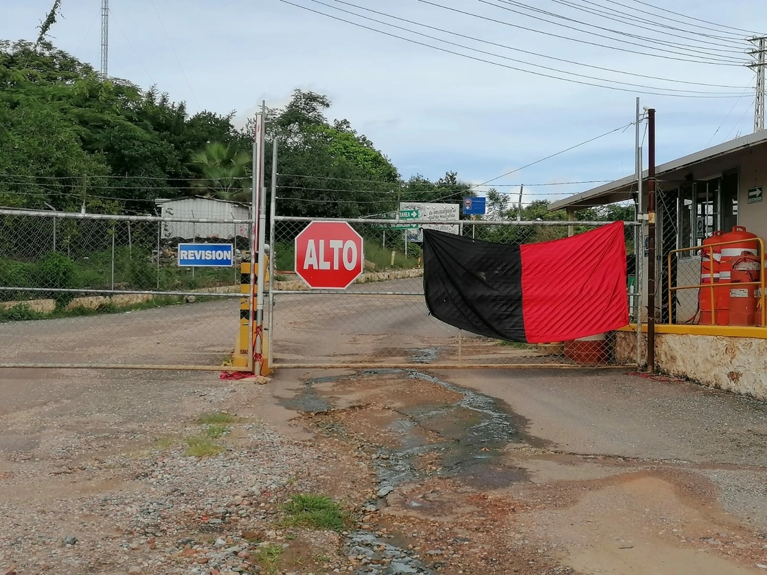 Trabajadores de la sección 269 del Sindicato Nacional Minero, bloquean los accesos a la mina Los Filos /El Bermejal, en el municipio de Eduardo Neri. Fotos de Sergio Ocampo