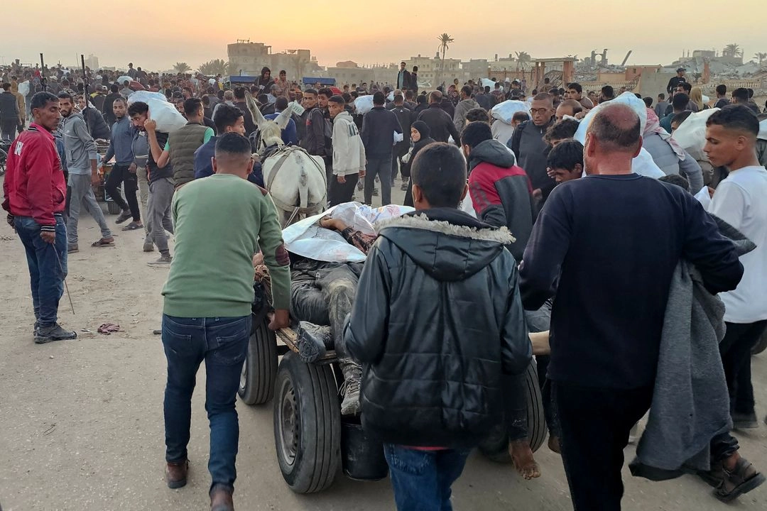 Palestinos empujan un carro con cadáveres después de que, según informes, las personas fueran alcanzadas por disparos israelíes mientras se dirigían a un centro de distribución de alimentos en Rafah, en el sur de la Franja de Gaza.