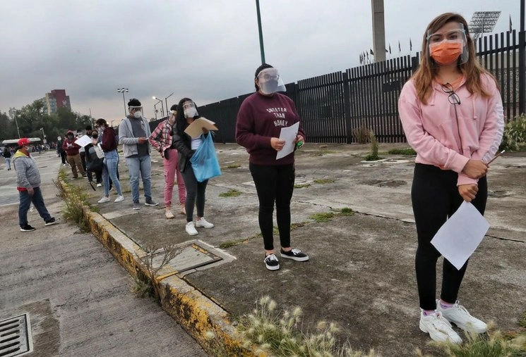 Aspirantes al examen de ingreso a la licenciatura de la UNAM realizan fila para ingresar al Estadio Universitario, en Ciudad Universitaria. Foto Marco Peláez