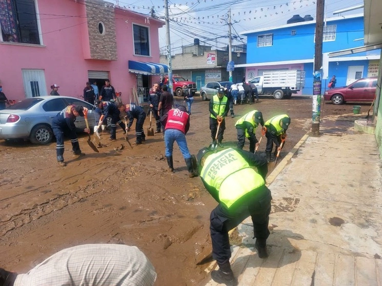 Trabajos de limpieza en zonas afectadas por las fuertes lluvias en Ixtapaluca, Edomex. Foto ‘La Jornada’