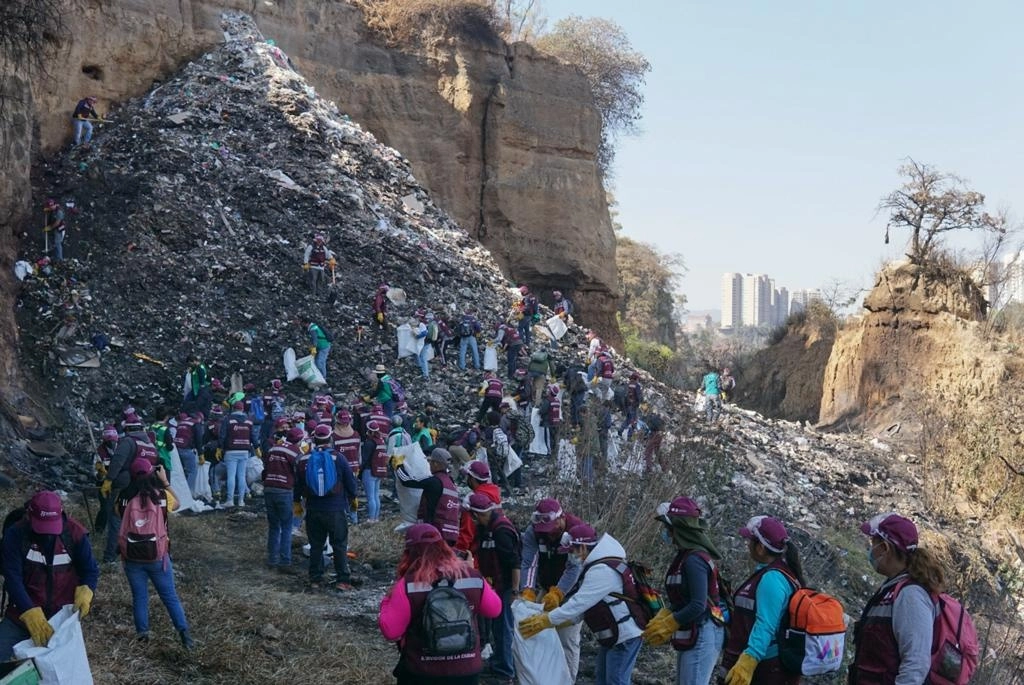 La limpieza de barrancas, como parte del programa "Empleos verdes en la Ciudad de México", arrancó en Jalalpa, en la alcaldía Álvaro Obregón, el 14 de marzo de 2022. Foto Pablo Ramos