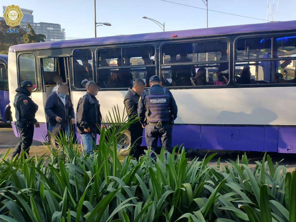 Uniformados de la Policía Bancaria e Industrial mantienen las acciones de prevención, revisión y apoyo a los usuarios, en los Cetram Zaragoza, Tacubaya, Politécnico, Dr. Gálvez y Universidad, en el marco del operativo Pasajero Seguro, el 16 de enero de 2023. Foto cortesía SSC-CDMX