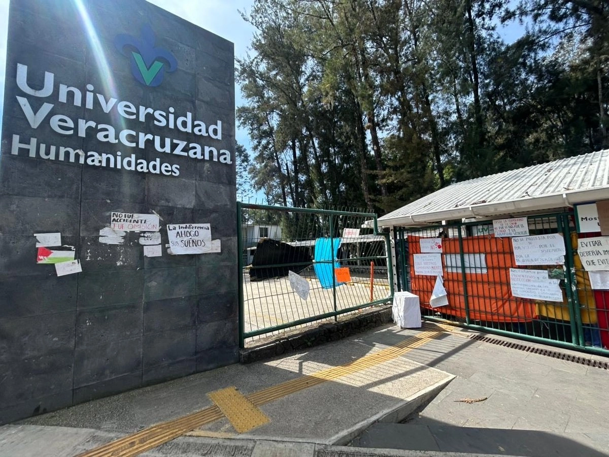 Estudiantes de diversas carreras de la Universidad Veracruzana en Xalapa mantienen 'tomada' la Ex-Unidad Académica de Humanidades; exigen mesas de diálogo con rectoría. Foto 