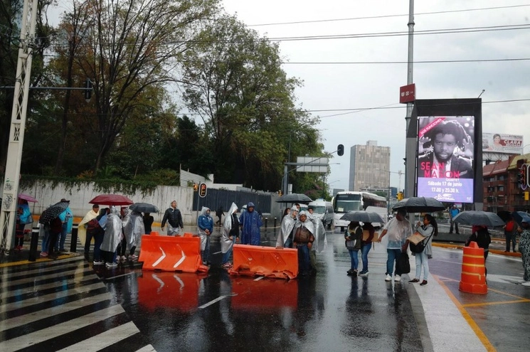 Maestros de la CNTE durante el bloqueo sobre Avenida Universidad. Foto Cristina Rodríguez