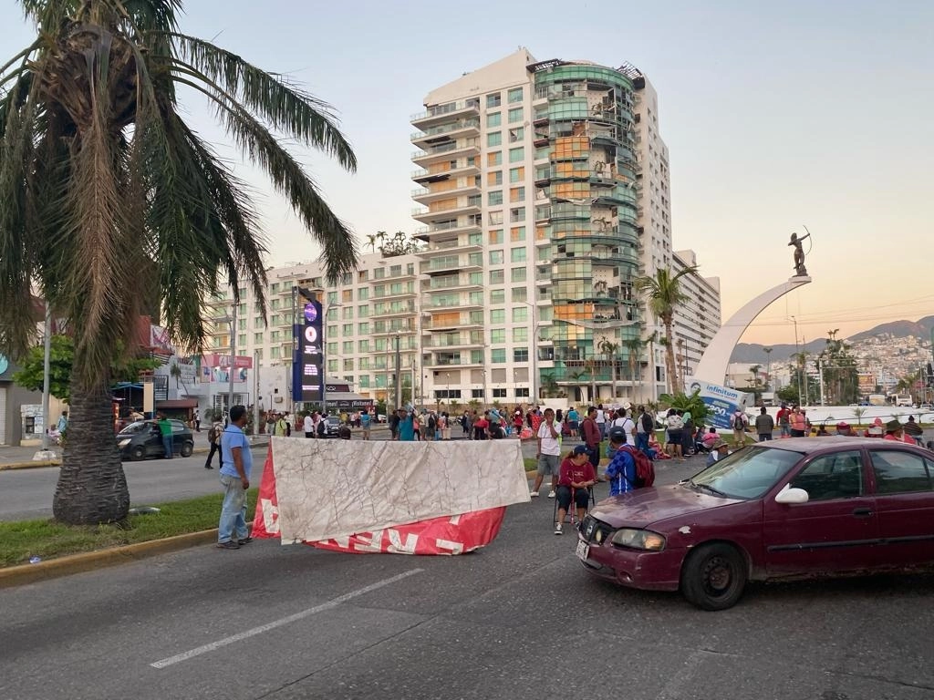 Acapulqueños protestan en la glorieta de la Diana para exigir que la Secretaría del Bienestar federal les entregue el apoyo correspondiente al Programa de reconstrucción a damnificados, el 20 de febrero de 2024. Foto Héctor Briseño