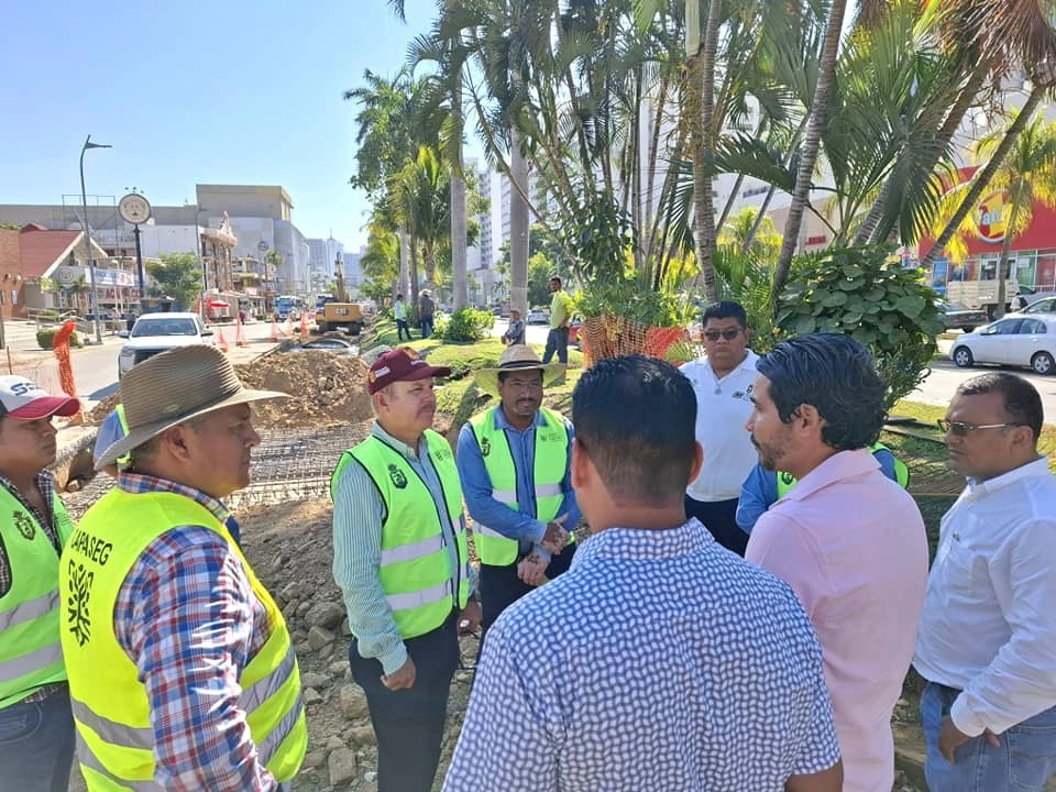El director de la Capaseg, Facundo Gastélum Félix, informó que los trabajos de esta fase de renovación del drenaje sanitario en la Costera de Acapulco, se encuentran al 80 por ciento de su construcción. Foto Facebook Capaseg Guerrero 