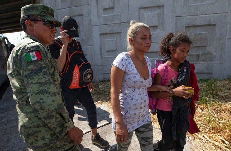 Migrantes detenidos por elementos del INM y GN en el retén Los Manguitos, Chiapas. Foto Víctor Camacho