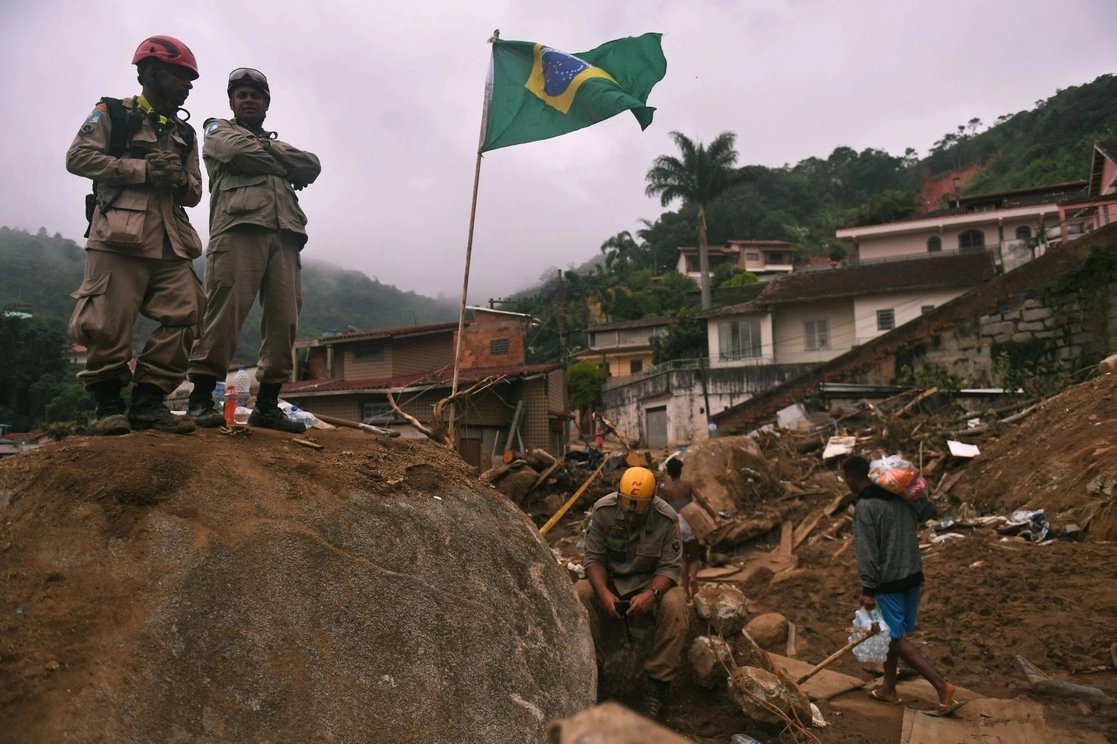 Equipos de rescate continuaron el rescate de cuerpos tras los deslizamientos de tierra provocados por las lluvias en la ciudad brasileña de Petrópolis. Foto Afp
