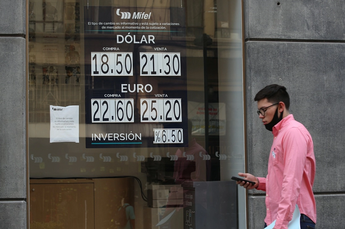 El dólar estadunidense que cotizó este jueves en más de 21 pesos mexicanos. Foto María Luisa Severiano