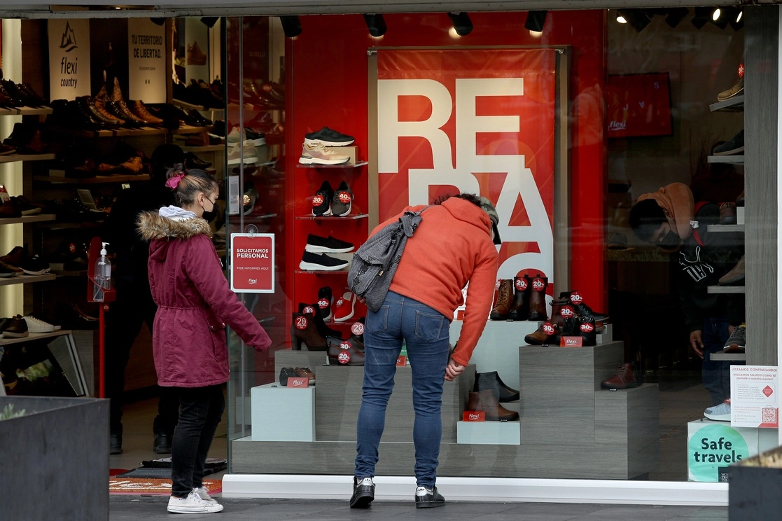 Capitalinos observan zapatos al exterior de una tienda de calzado en el Centro Histórico de la Ciudad de México, en febrero pasado. Foto María Luisa Severiano
