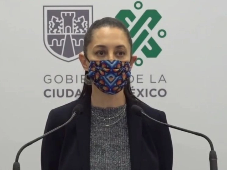 La jefa del Gobierno capitalino, Claudia Sheinbaum, informó que para la semana entrante continuará el semáforo epidemiológico naranja por décima semana en la Ciudad de México. Imagen tomada de la conferencia de hoy transmitida en la cuenta en Twitter de @Claudiashein