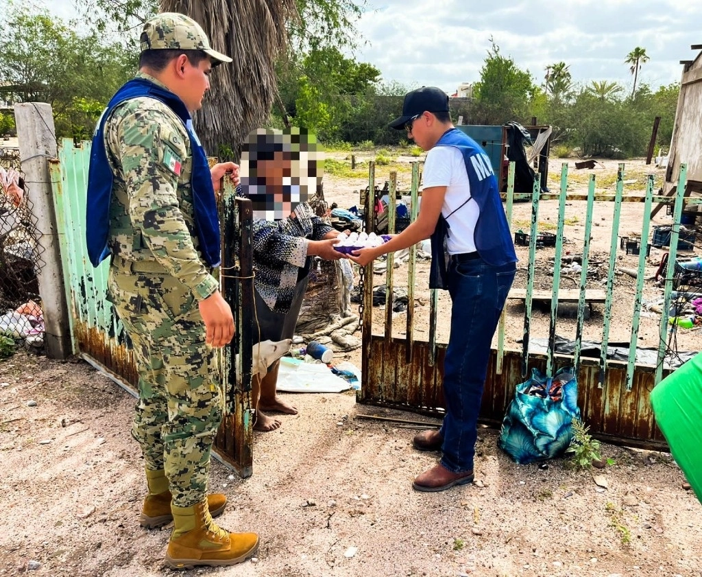 Elementos de la Semar atienden a los afectados por el paso de 'Norma'. Foto Semar / Cuartoscuro