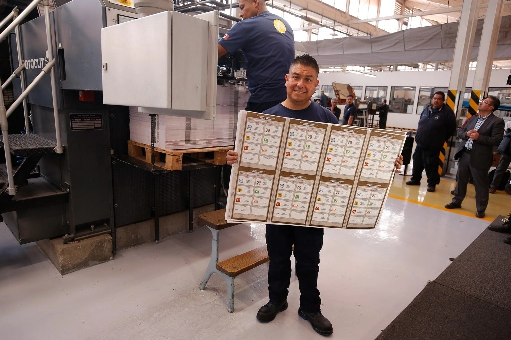 Empleado de Talleres Gráficos de México durante la elaboración de boletas electorales. Foto María Luisa Severiano / Archivo