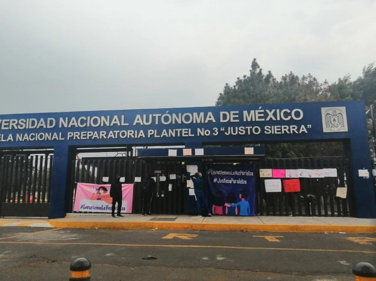 Los jóvenes convocaron a un acto público frente a las instalaciones del plantel para explicar que ayer lunes iniciaron un paro de 24 horas en protesta por el ambiente de acoso, burlas y hostigamiento. Foto Luis Castillo