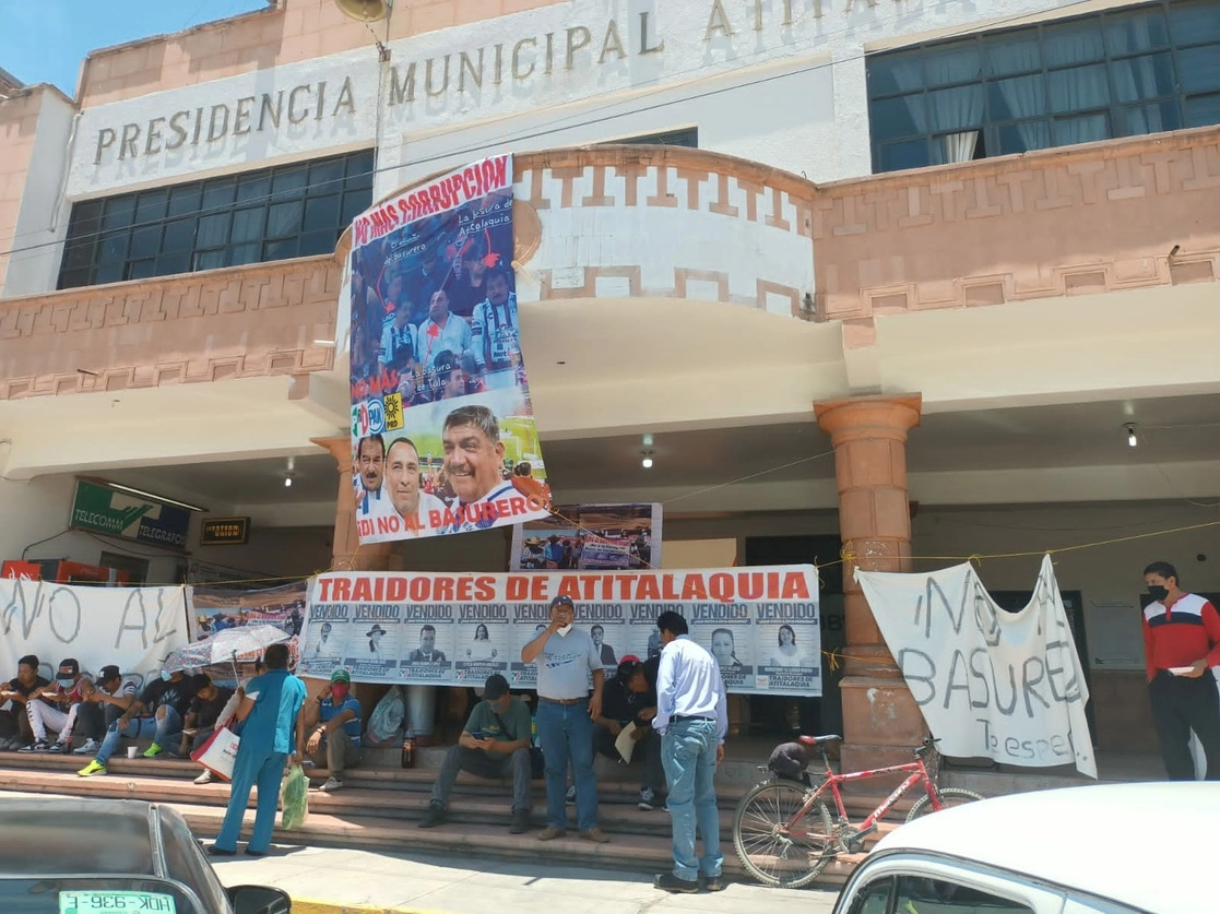 Pobladores de Atitalaquia, Hidalgo, continúan con la toma del palacio municipal para exigir la clausura de una planta tratadora y procesadora de residuos sólidos. Foto Juan Ricardo Montoya