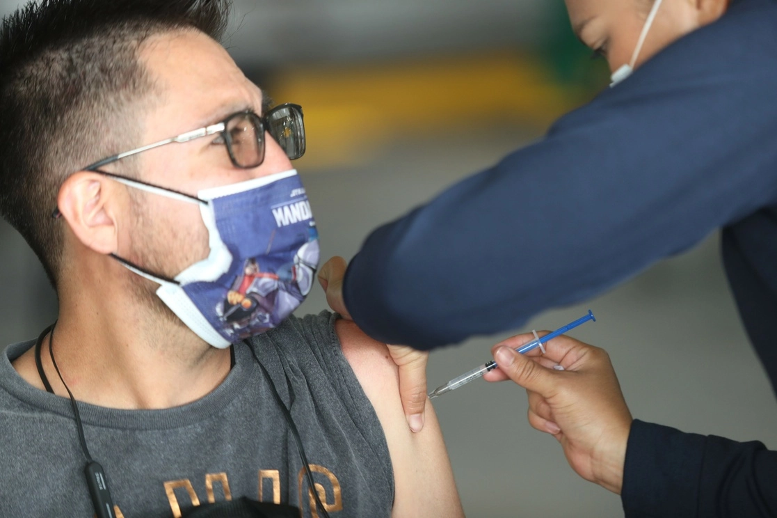 La vacunación contra el Covid-19 continúa para los mayores de 40 años. Foto Yazmín Ortega